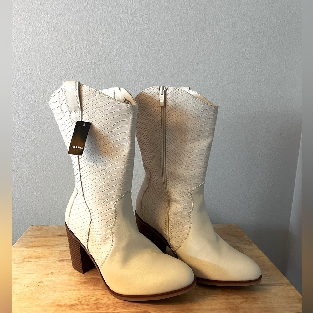 NWT Torrid cowboy boots white faux snakeskin size 9WW WIDE WIDTH and WIDE CALF